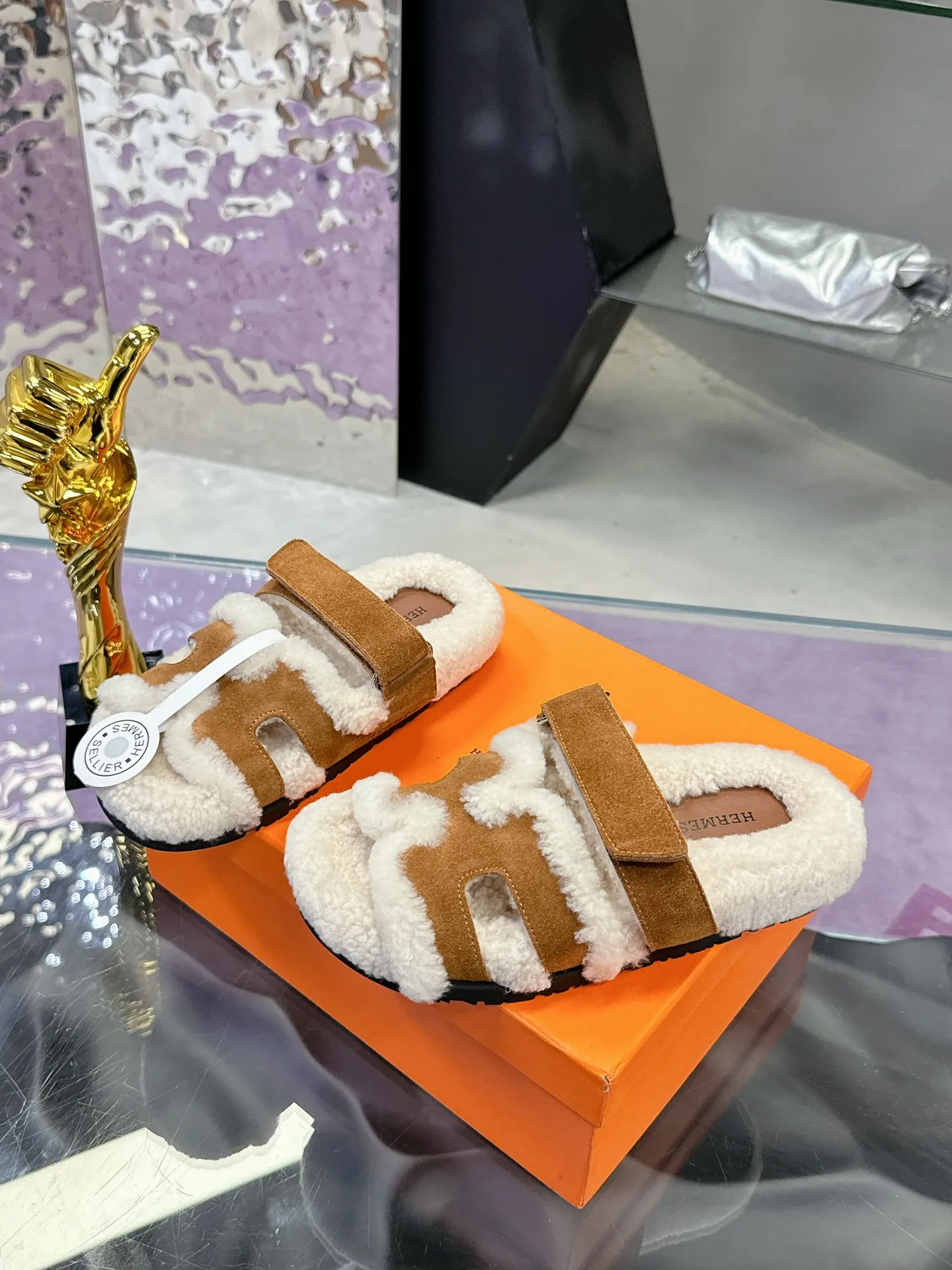 Factory price: 500💰 HERMES💗Ai Ma’s classic hot style second uncle🐑wool mop🆕 is coming. A must-have item for autumn and winter ✅ Versatile and fashionable at home and out on the street 🍀The colors are extremely colorful! Walking Tuscany! T men's shoes 💰R non-slip outsole super light ️ super comfortable on the feet without any binding feeling I can't stop drinking coffee ☕ my second uncle's slippers I can't take off Size number: 35-40 (41 made to order, non-refundable)